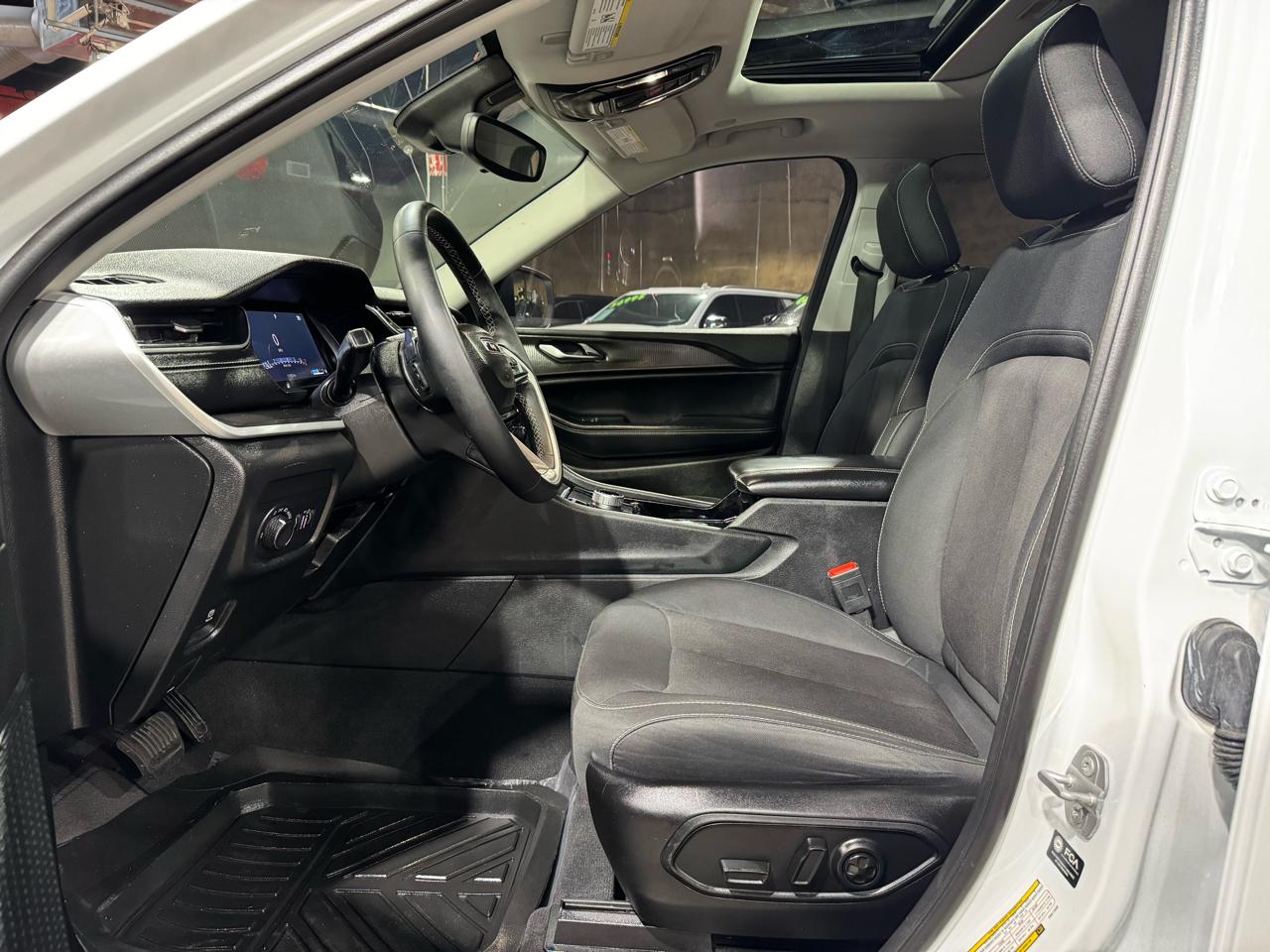Jeep Grand Cherokee L Laredo 4x2 2023