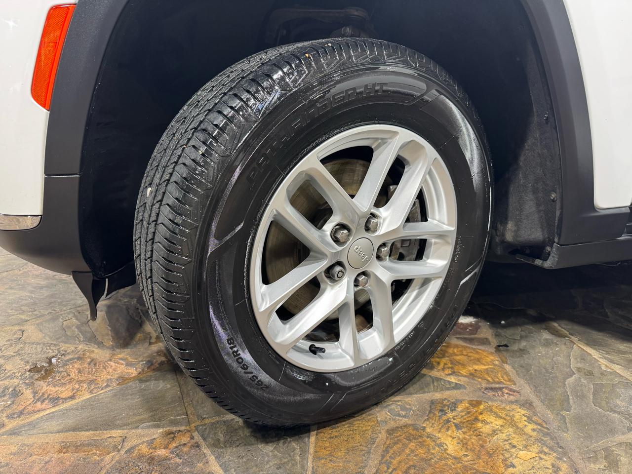 Jeep Grand Cherokee L Laredo 4x2 2023