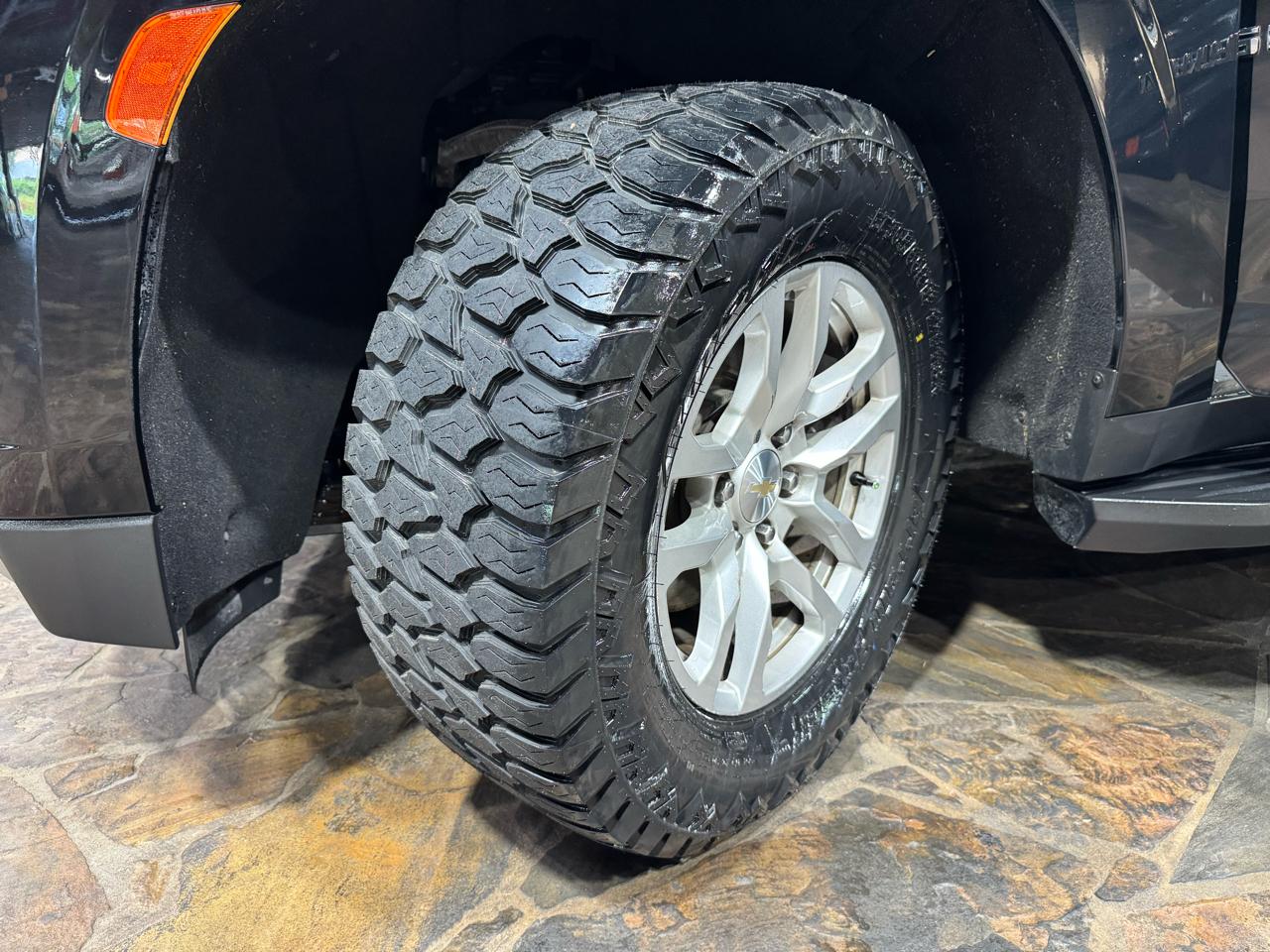 Chevrolet Suburban 2WD 4dr LT 2023