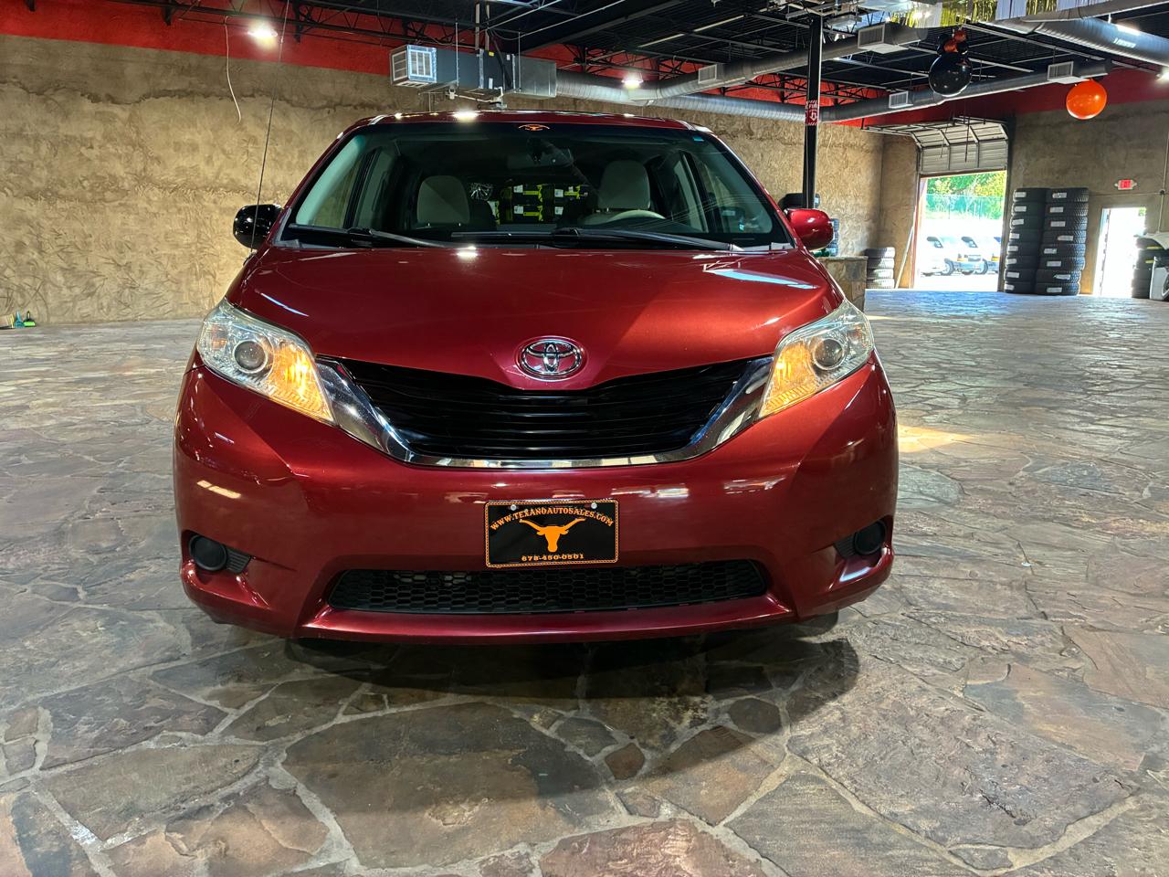 Toyota Sienna 5dr 7-Pass Van V6 LE FWD (Natl) 2011