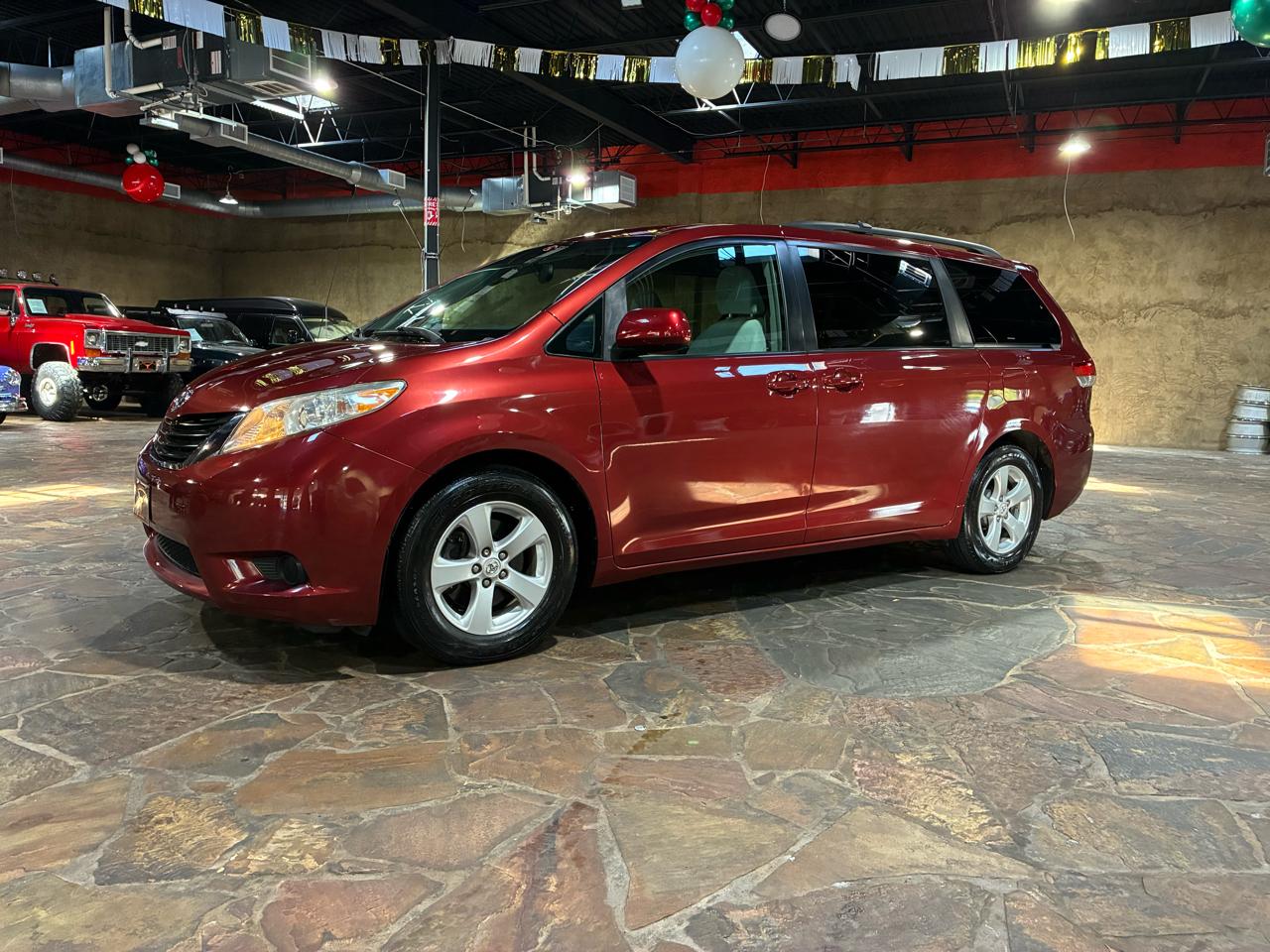 Toyota Sienna 5dr 7-Pass Van V6 LE FWD (Natl) 2011