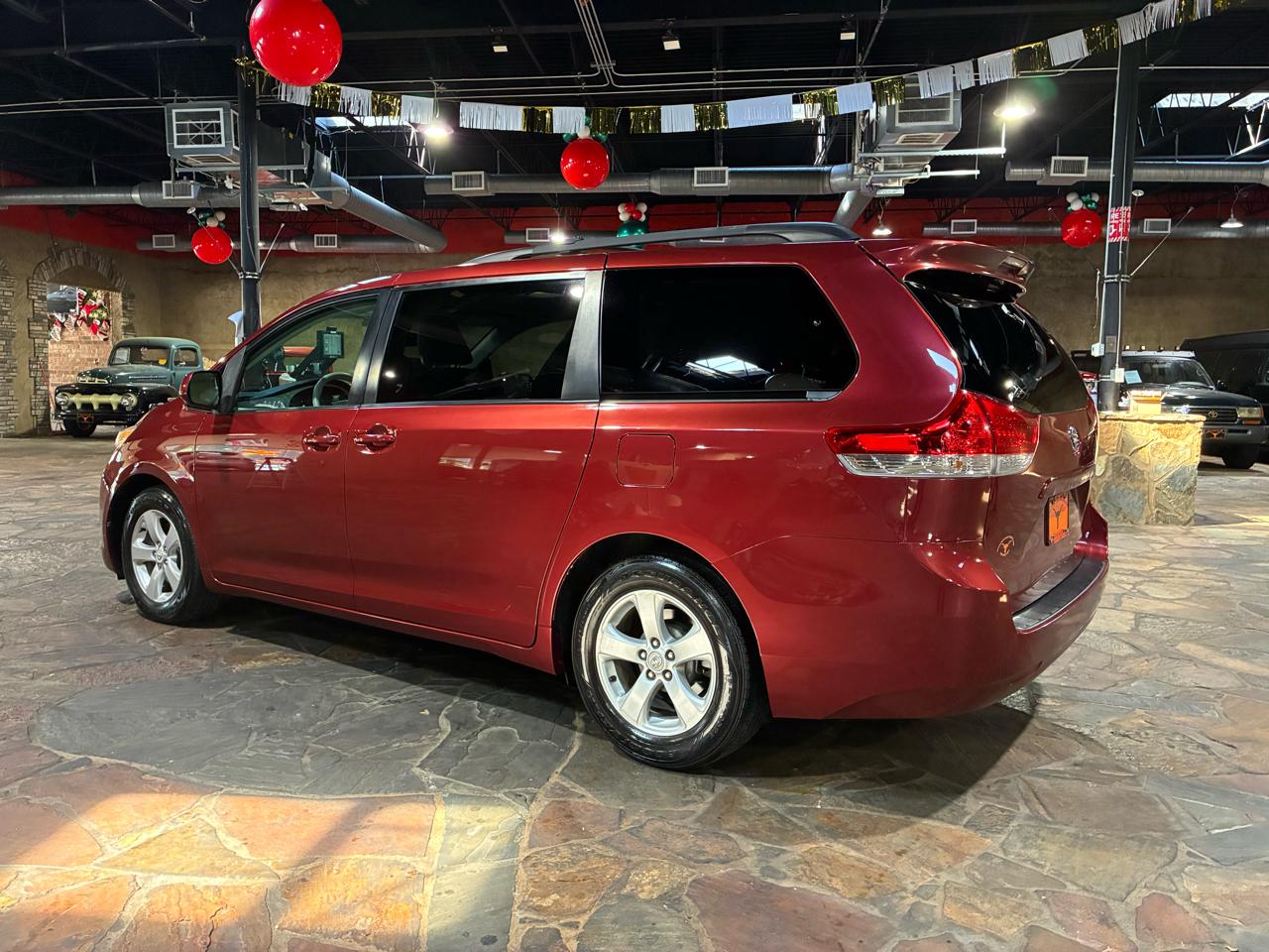 Toyota Sienna 5dr 7-Pass Van V6 LE FWD (Natl) 2011
