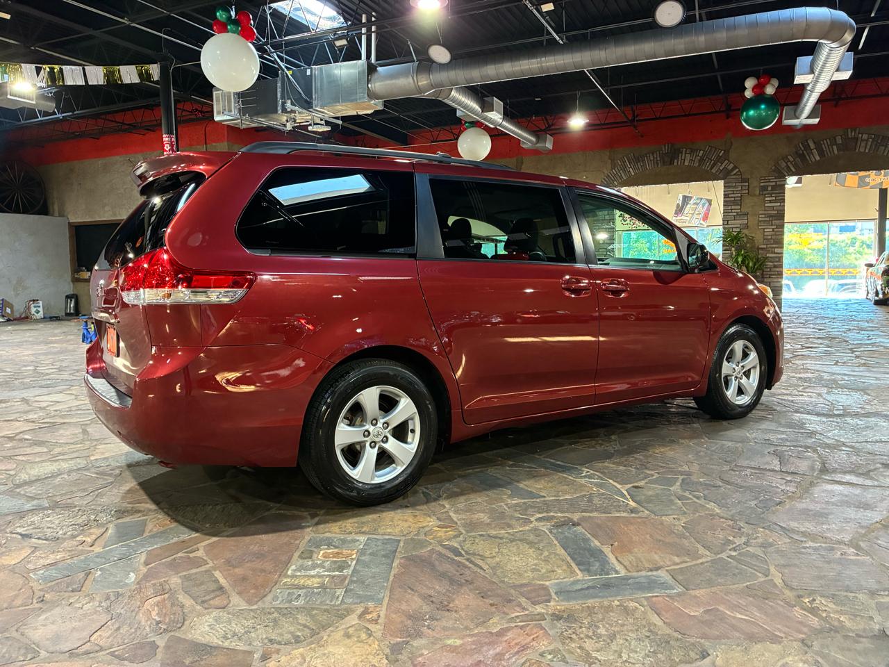 Toyota Sienna 5dr 7-Pass Van V6 LE FWD (Natl) 2011