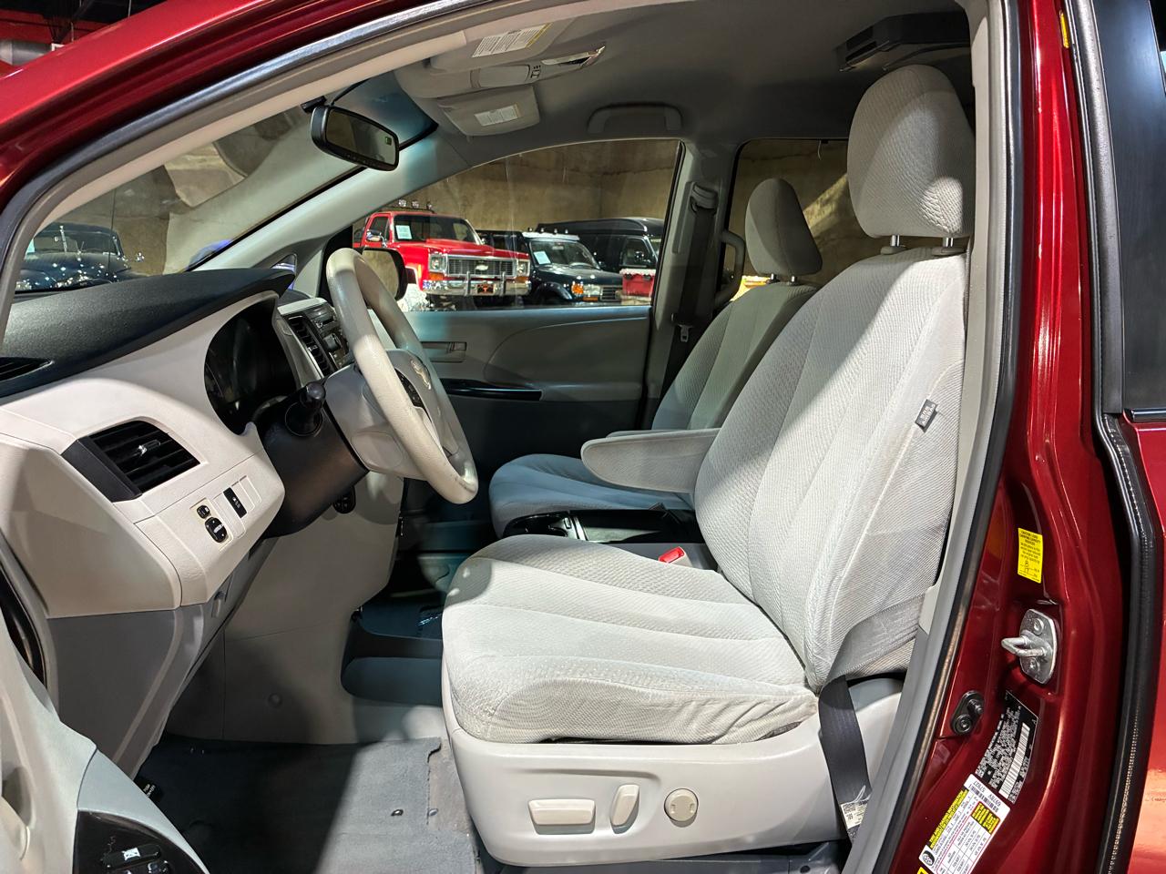 Toyota Sienna 5dr 7-Pass Van V6 LE FWD (Natl) 2011