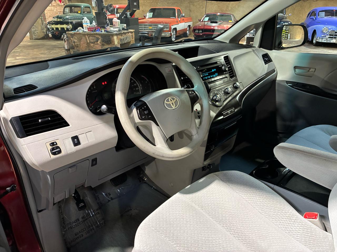 Toyota Sienna 5dr 7-Pass Van V6 LE FWD (Natl) 2011