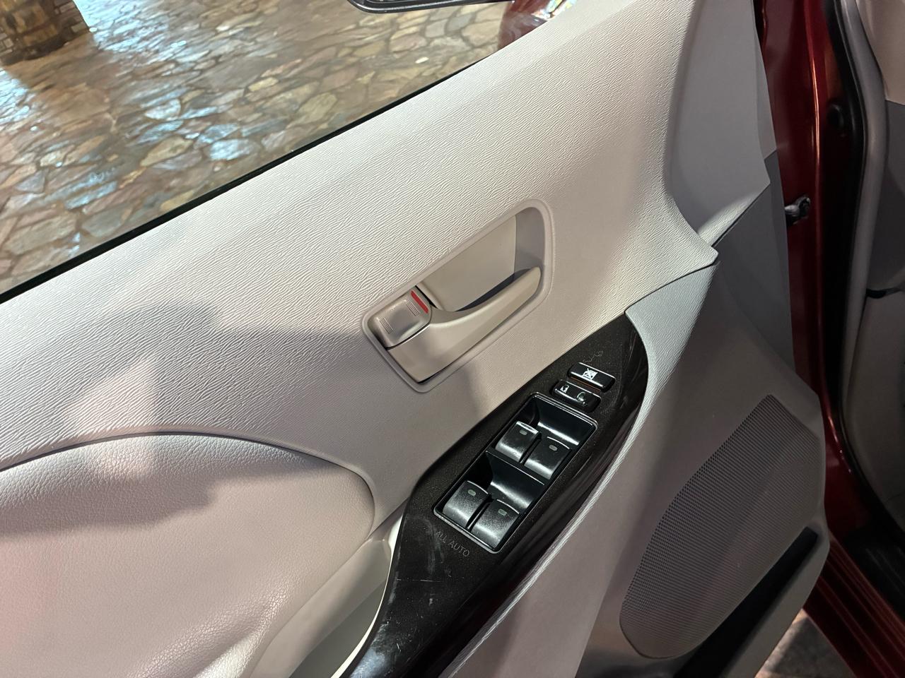 Toyota Sienna 5dr 7-Pass Van V6 LE FWD (Natl) 2011