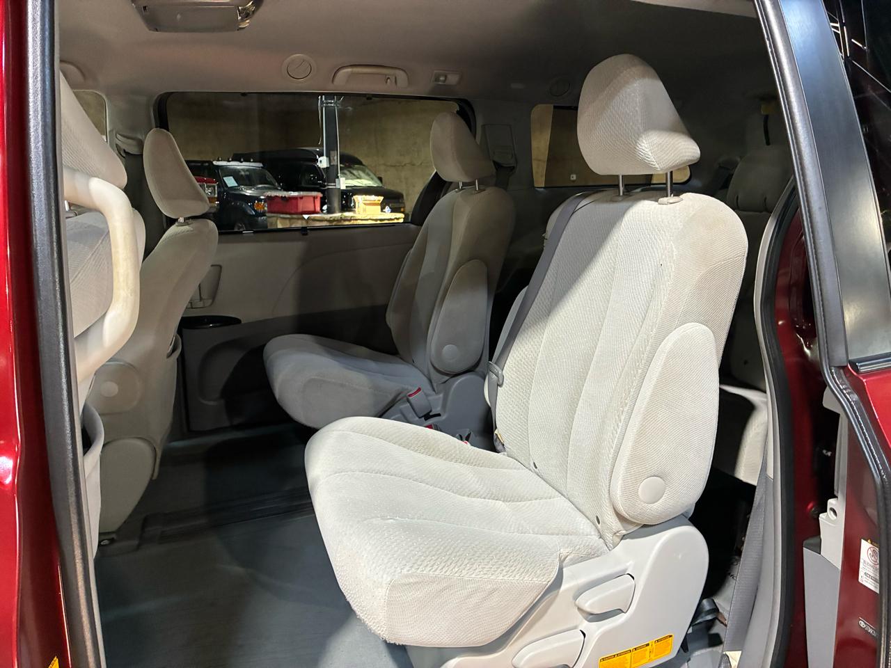Toyota Sienna 5dr 7-Pass Van V6 LE FWD (Natl) 2011