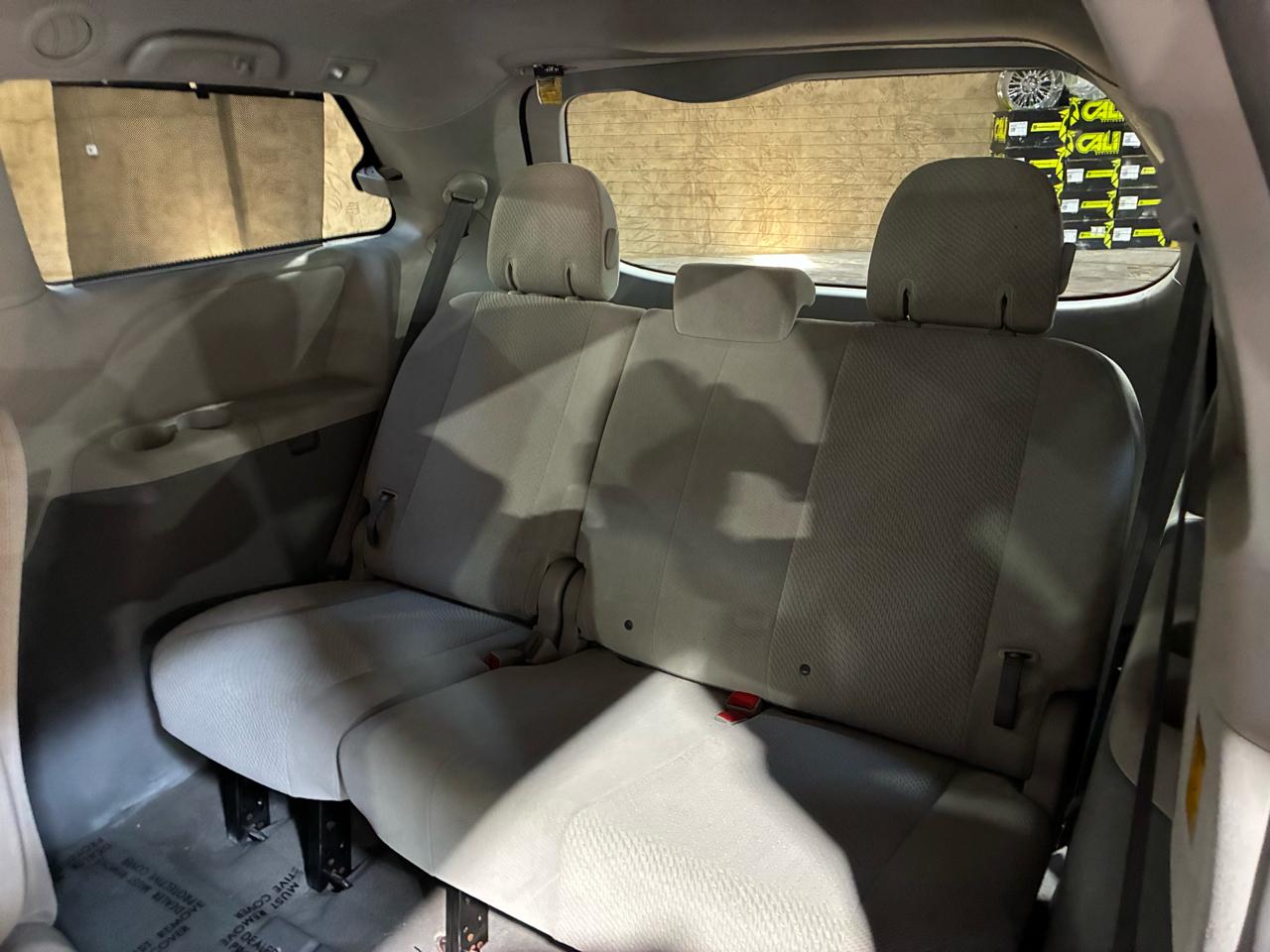 Toyota Sienna 5dr 7-Pass Van V6 LE FWD (Natl) 2011