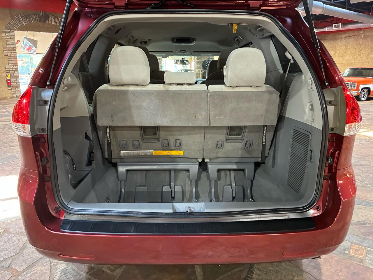 Toyota Sienna 5dr 7-Pass Van V6 LE FWD (Natl) 2011