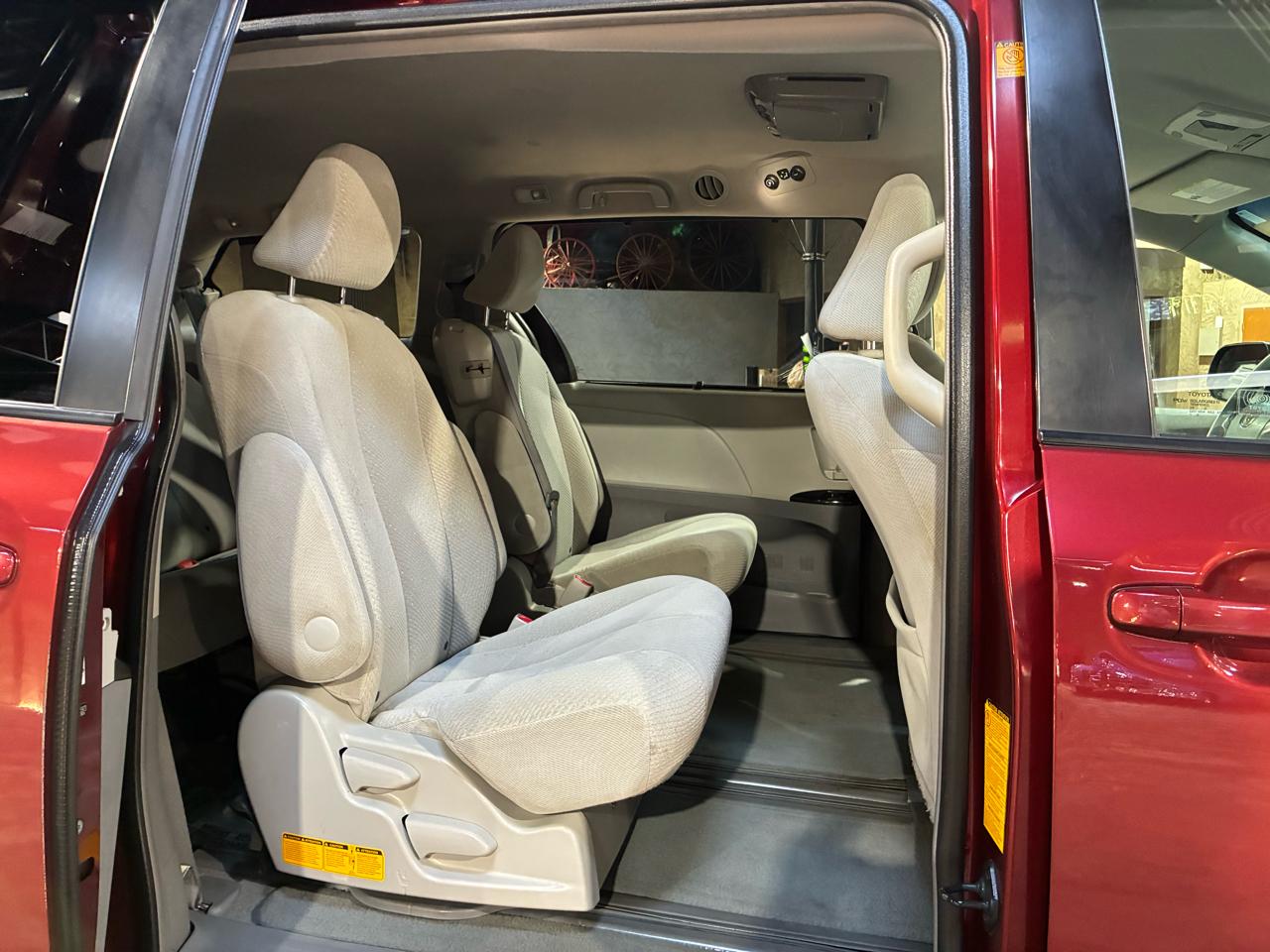 Toyota Sienna 5dr 7-Pass Van V6 LE FWD (Natl) 2011
