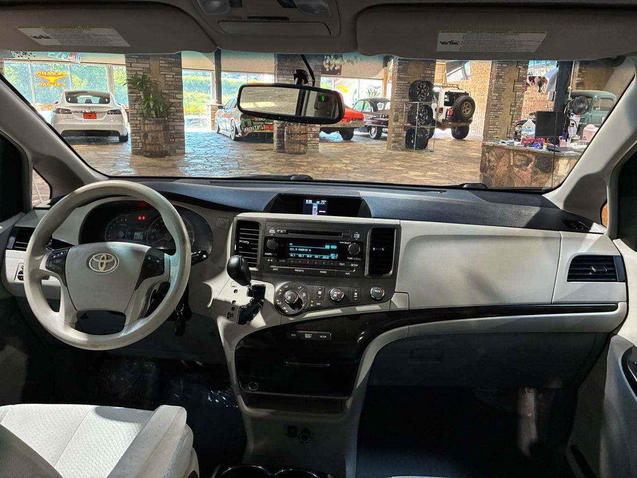 Toyota Sienna 5dr 7-Pass Van V6 LE FWD (Natl) 2011