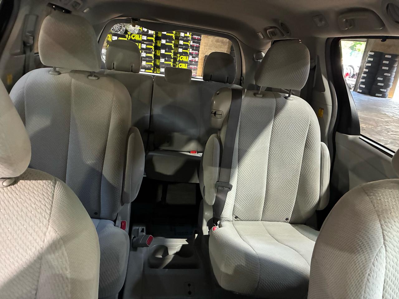 Toyota Sienna 5dr 7-Pass Van V6 LE FWD (Natl) 2011