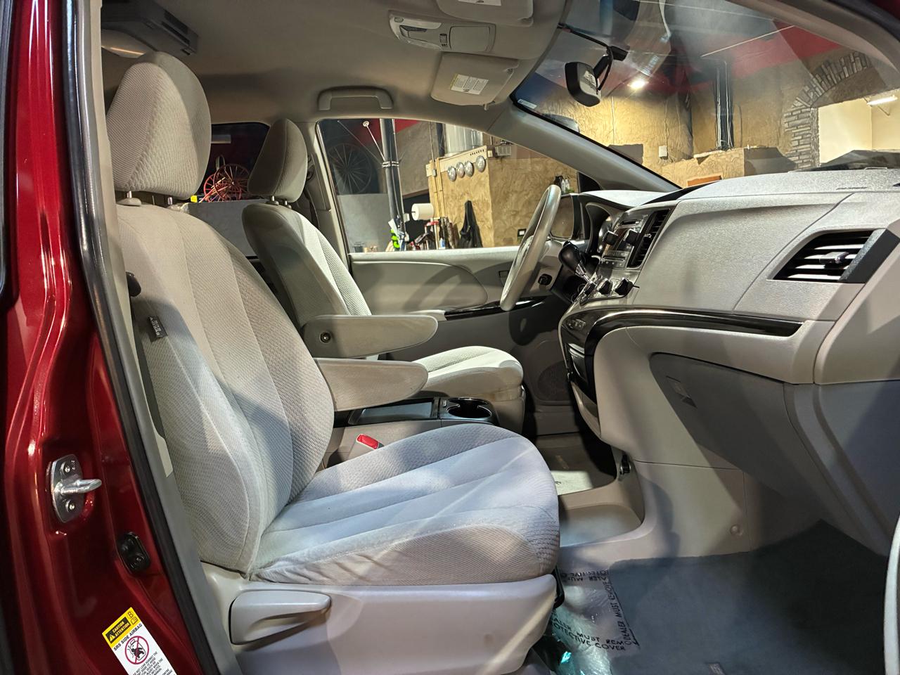 Toyota Sienna 5dr 7-Pass Van V6 LE FWD (Natl) 2011