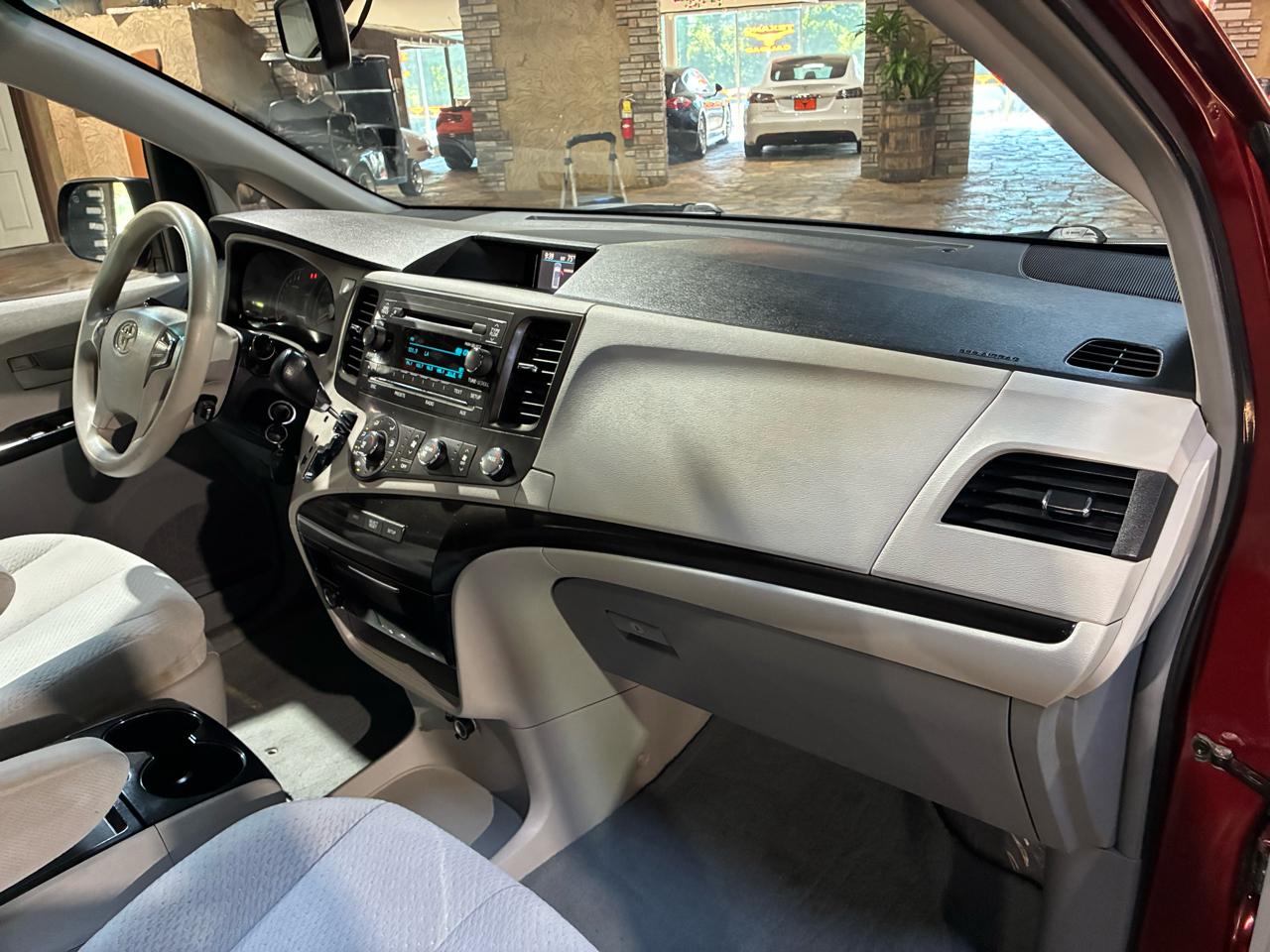 Toyota Sienna 5dr 7-Pass Van V6 LE FWD (Natl) 2011