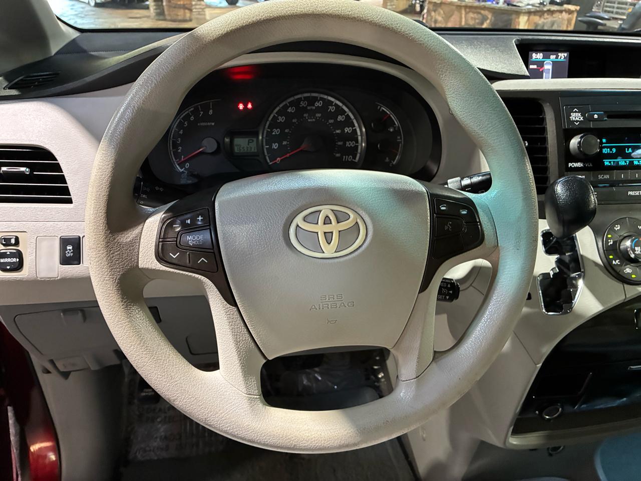 Toyota Sienna 5dr 7-Pass Van V6 LE FWD (Natl) 2011