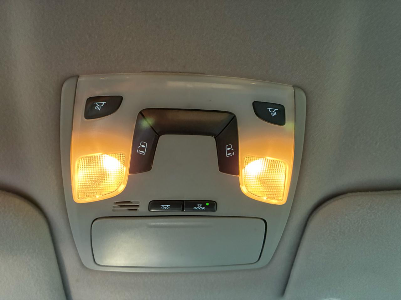 Toyota Sienna 5dr 7-Pass Van V6 LE FWD (Natl) 2011
