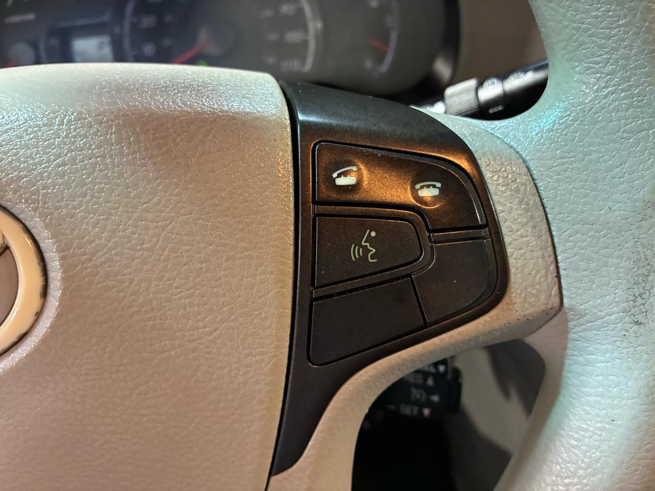 Toyota Sienna 5dr 7-Pass Van V6 LE FWD (Natl) 2011