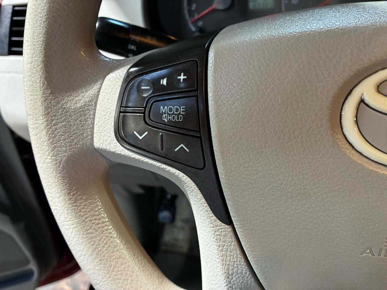Toyota Sienna 5dr 7-Pass Van V6 LE FWD (Natl) 2011