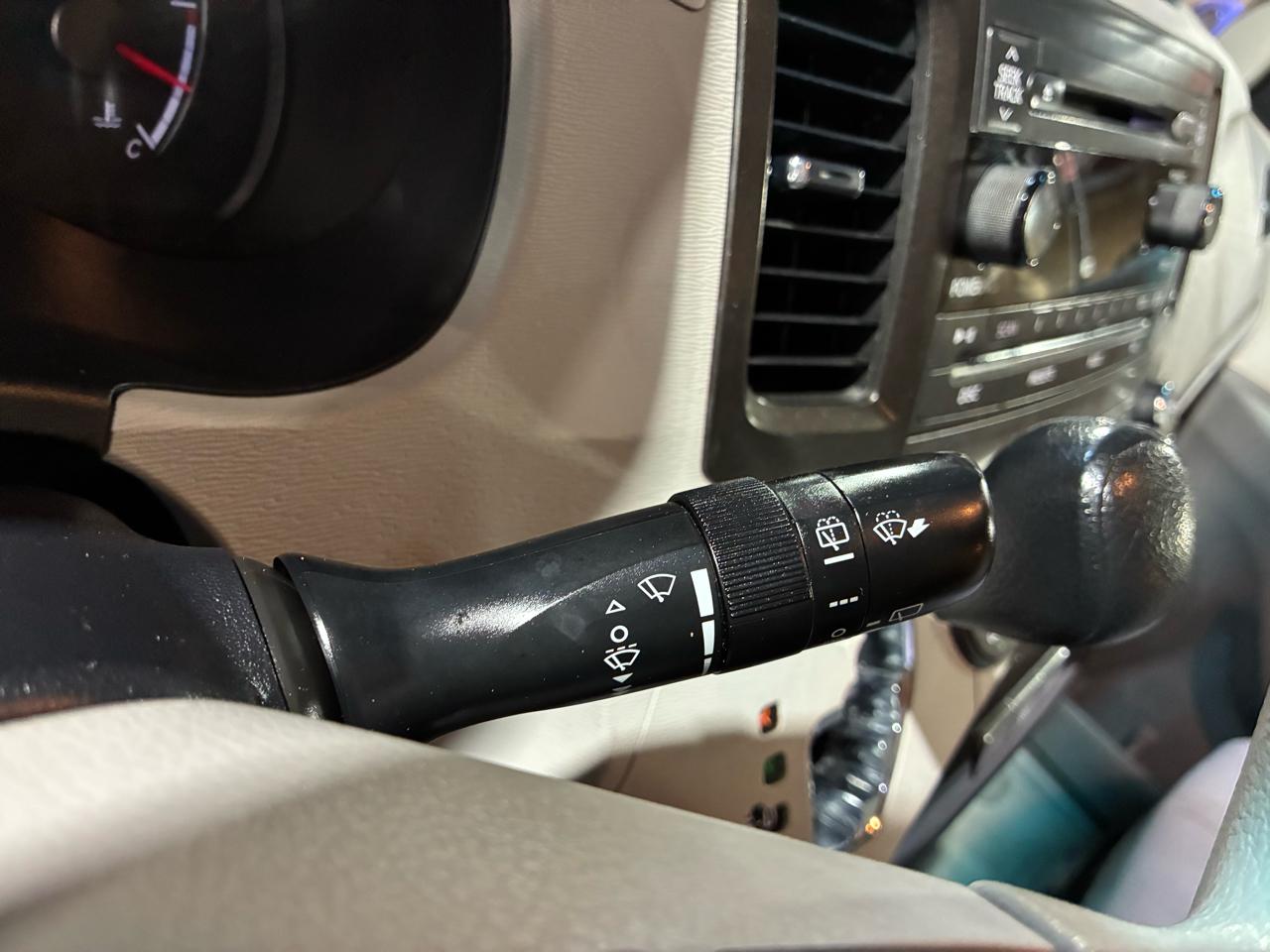 Toyota Sienna 5dr 7-Pass Van V6 LE FWD (Natl) 2011