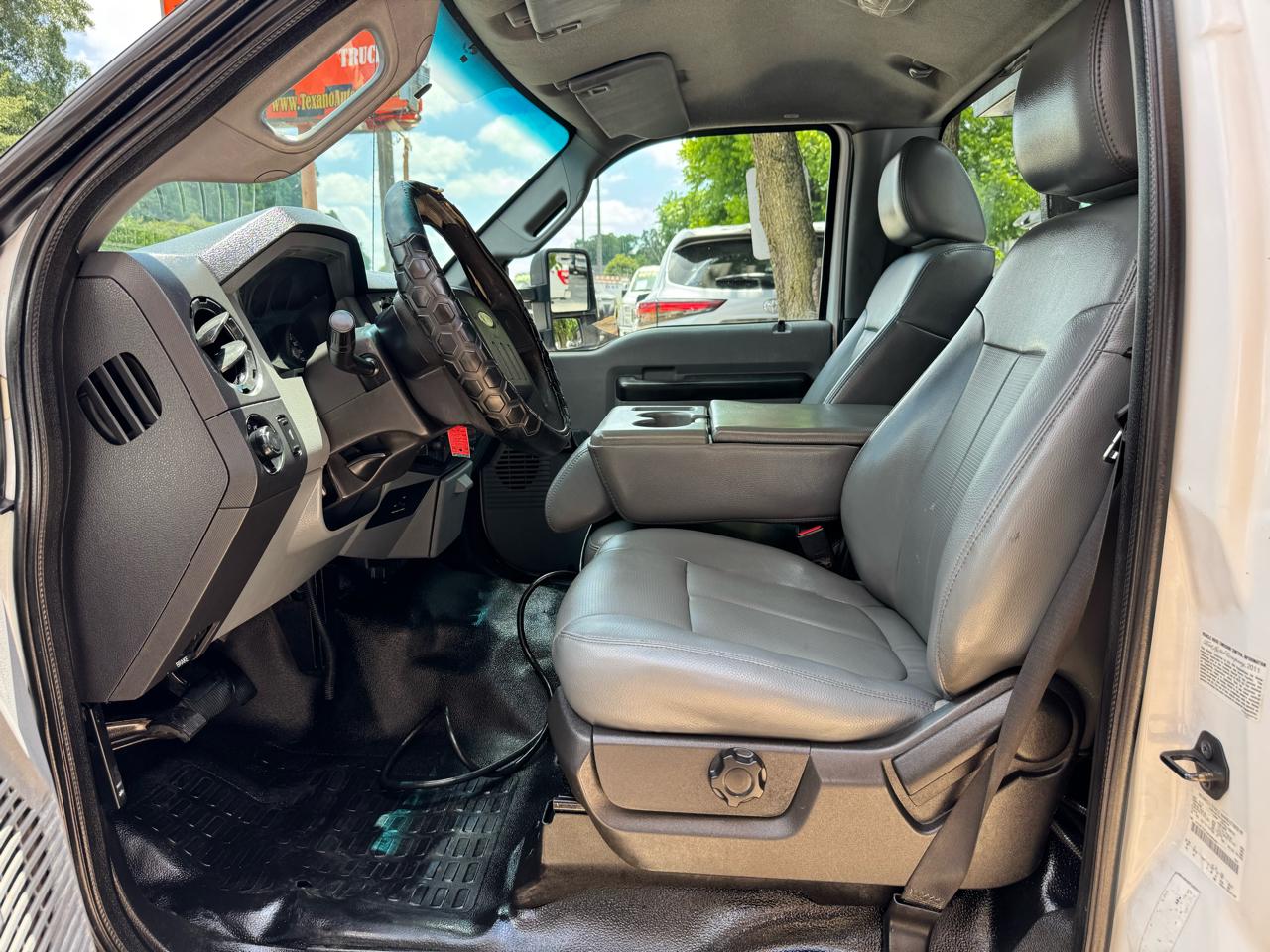 Ford Super Duty F-350 DRW 2WD Reg Cab 141" WB 60" CA XLT 2011