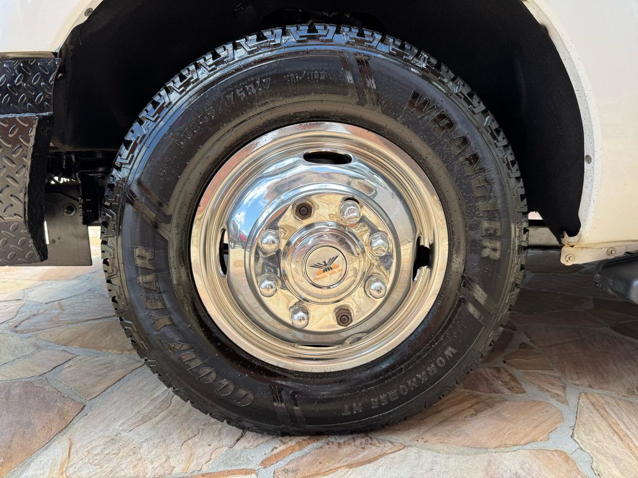 Ford Super Duty F-350 DRW 2WD Reg Cab 141" WB 60" CA XLT 2011