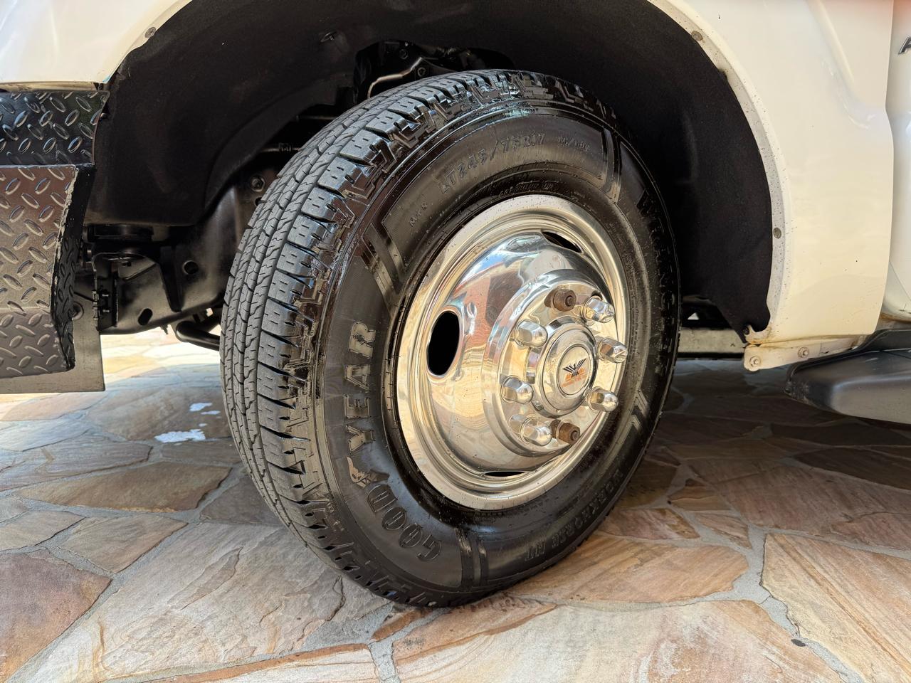 Ford Super Duty F-350 DRW 2WD Reg Cab 141" WB 60" CA XLT 2011