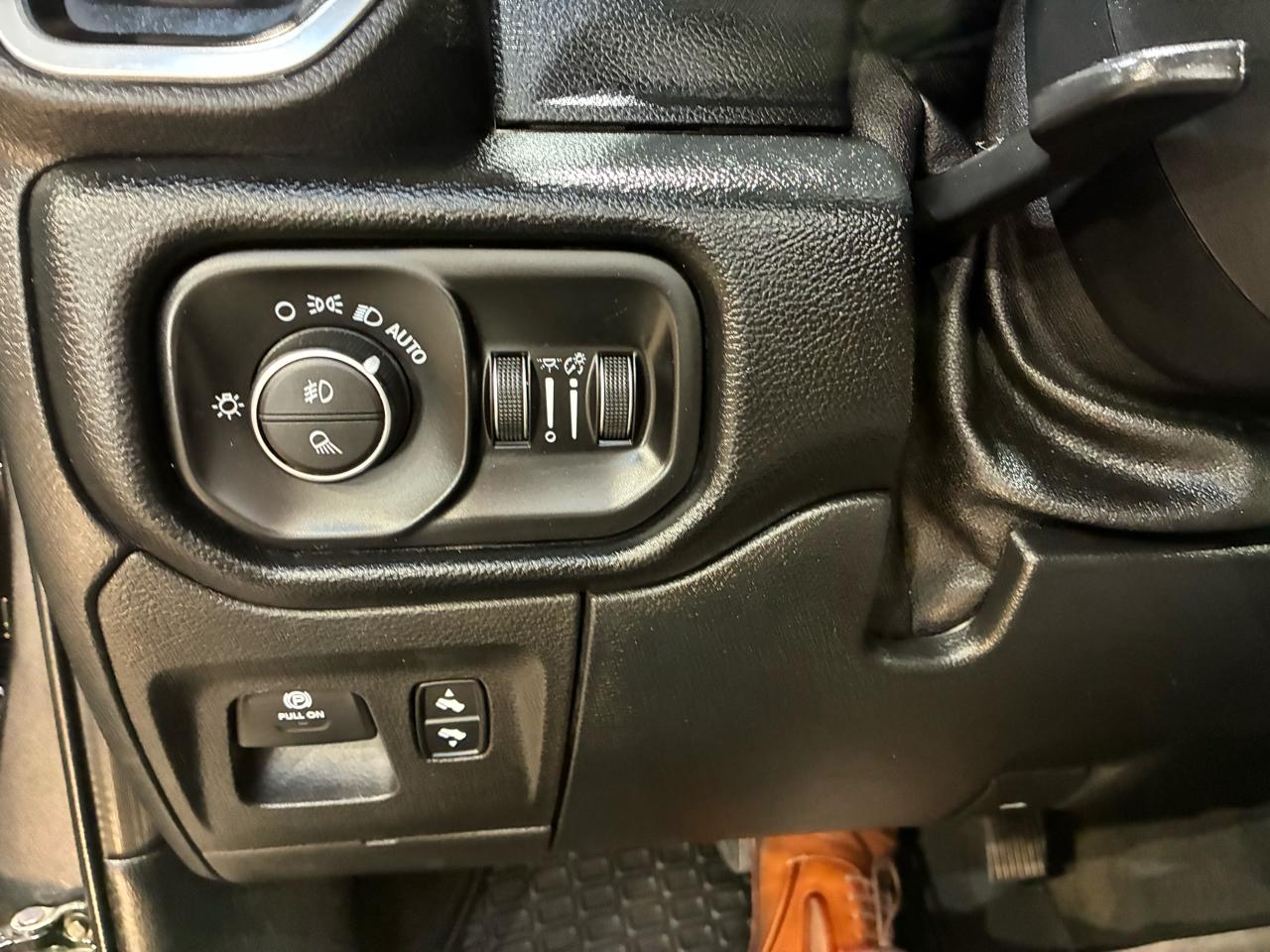 RAM 1500 Laramie 4x2 Quad Cab 6'4" Box 2020