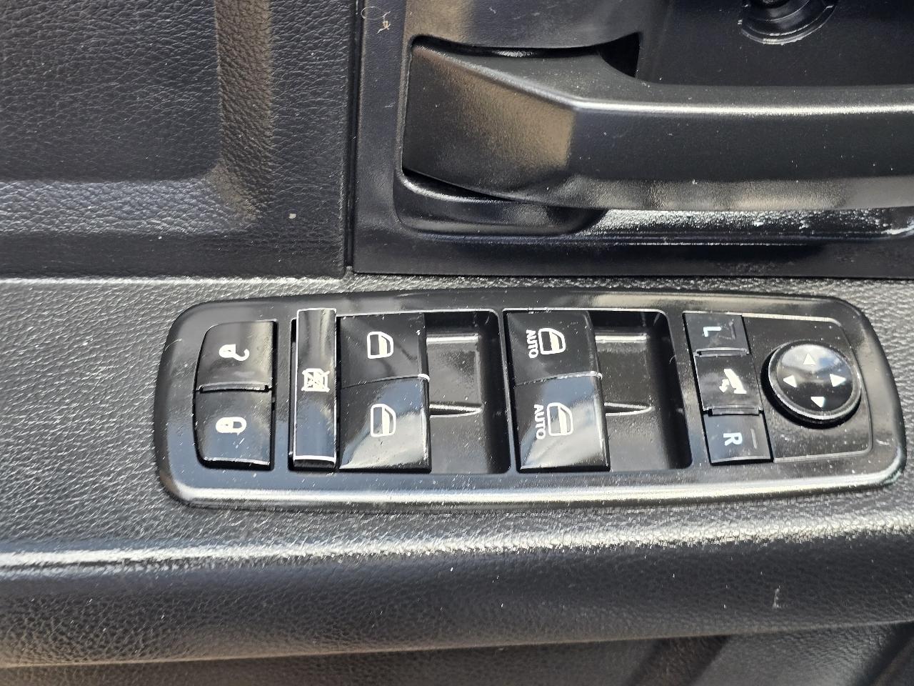 RAM 3500 4WD Crew Cab 172" WB 60" CA Tradesman 2014