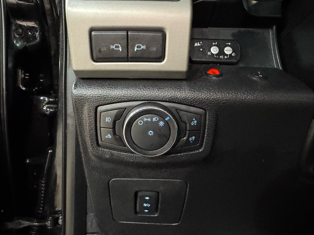 Ford F-150 4WD SuperCrew 145" Lariat 2015