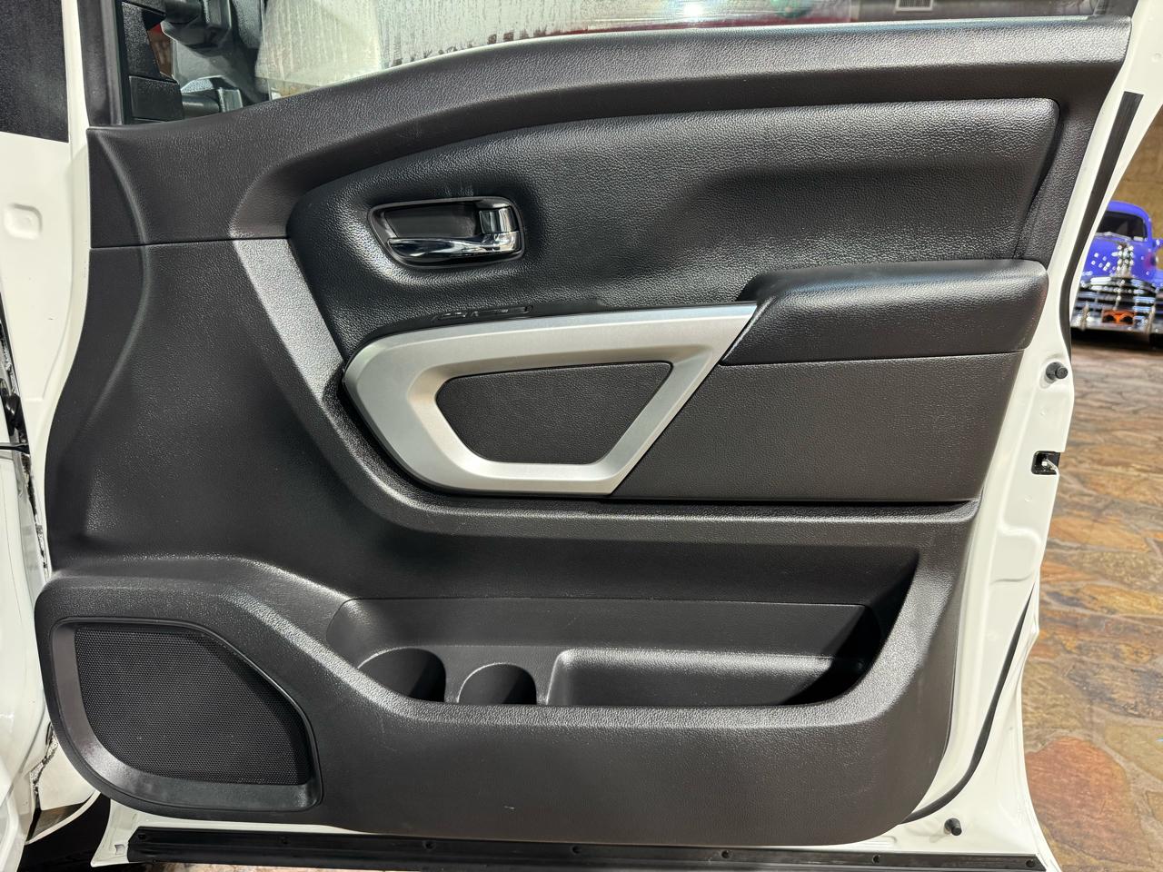 Nissan Titan XD 4x2 Gas Crew Cab SV 2017