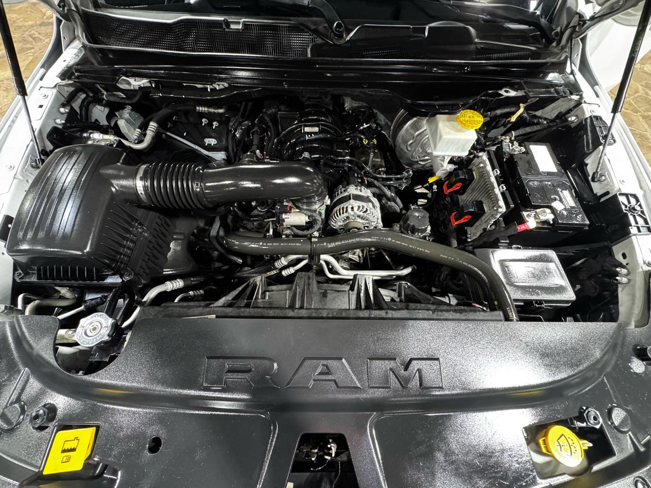 RAM 1500 Laramie 4x4 Crew Cab 5'7" Box 2021