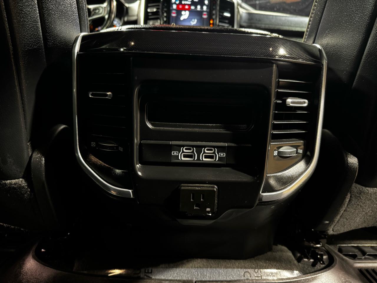 RAM 1500 Laramie 4x4 Crew Cab 5'7" Box 2021