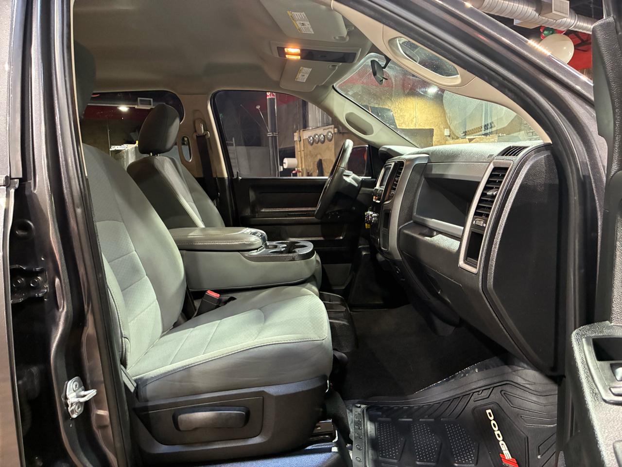 RAM 1500 Express 4x2 Crew Cab 5'7" Box 2018