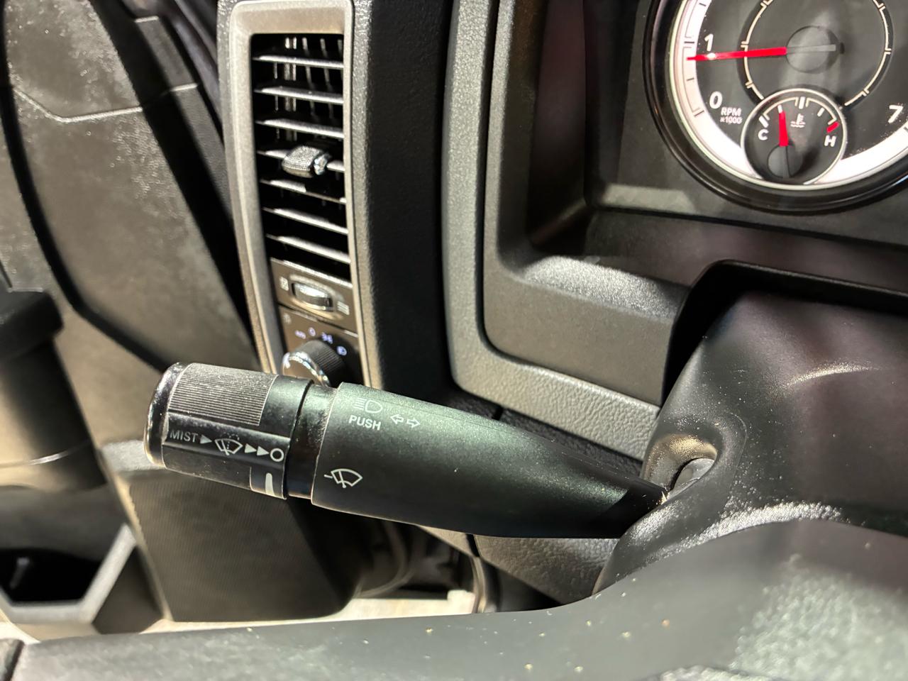 RAM 1500 Express 4x2 Crew Cab 5'7" Box 2018