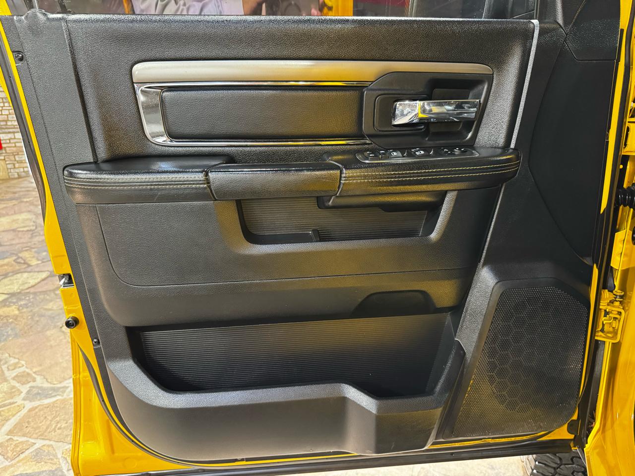 RAM 1500 4WD Crew Cab 140.5" Sport 2016