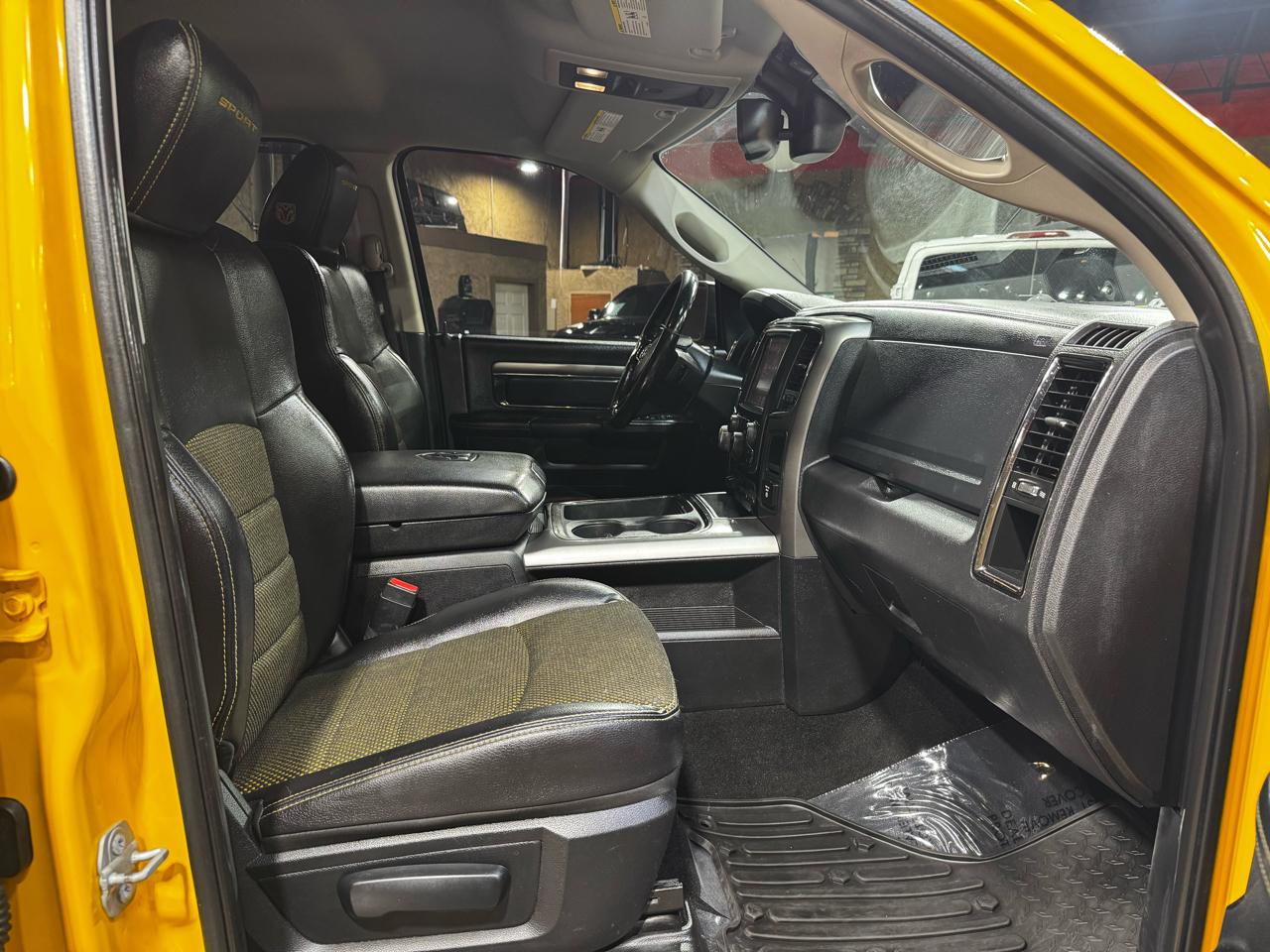 RAM 1500 4WD Crew Cab 140.5" Sport 2016