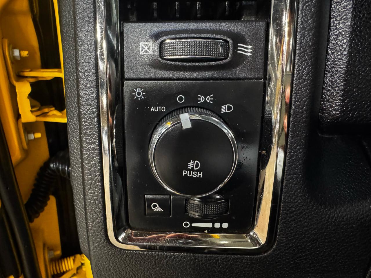 RAM 1500 4WD Crew Cab 140.5" Sport 2016