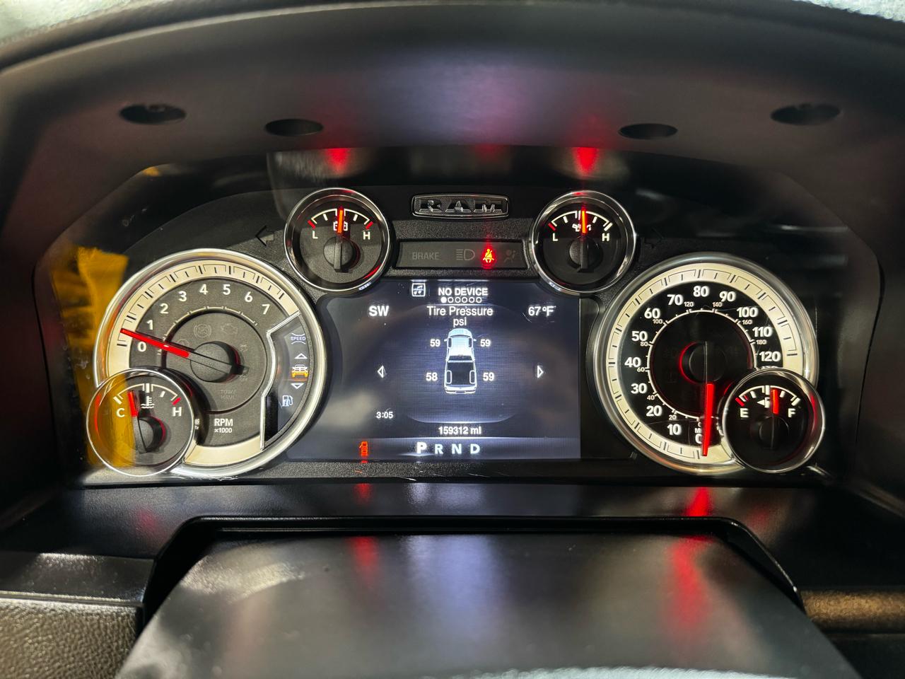 RAM 1500 4WD Crew Cab 140.5" Sport 2016