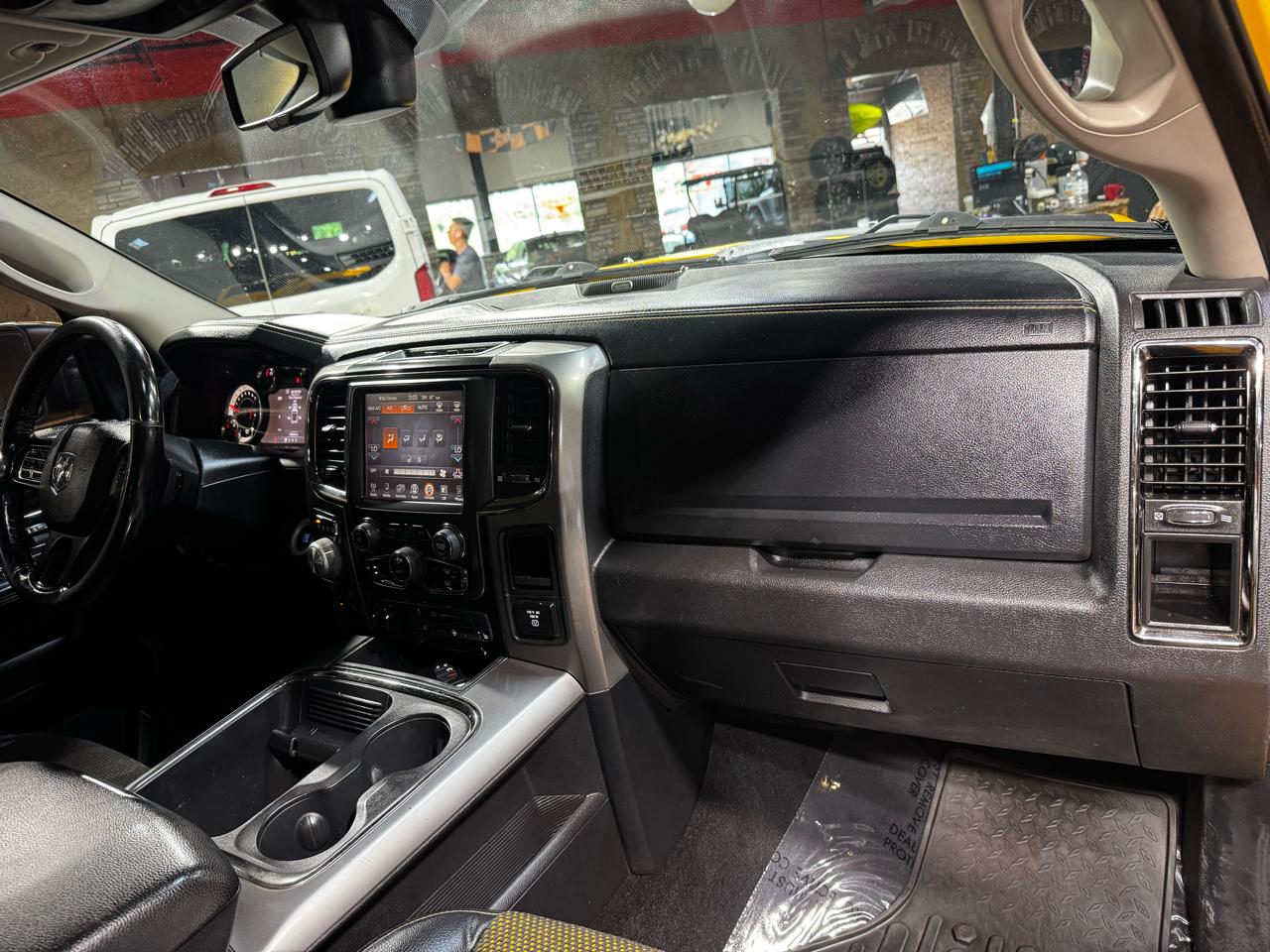 RAM 1500 4WD Crew Cab 140.5" Sport 2016