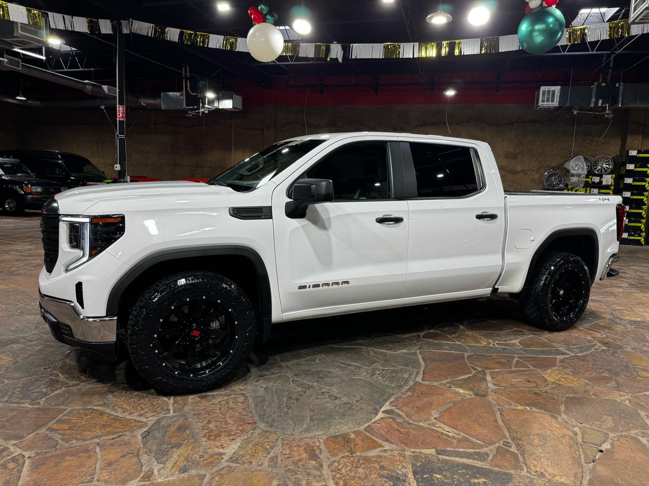 GMC Sierra 1500 4WD Crew Cab 147" Pro 2023
