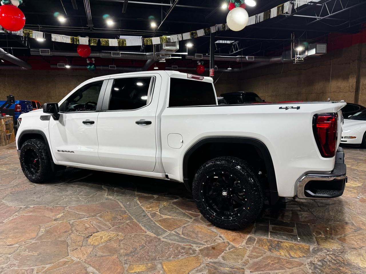 GMC Sierra 1500 4WD Crew Cab 147" Pro 2023