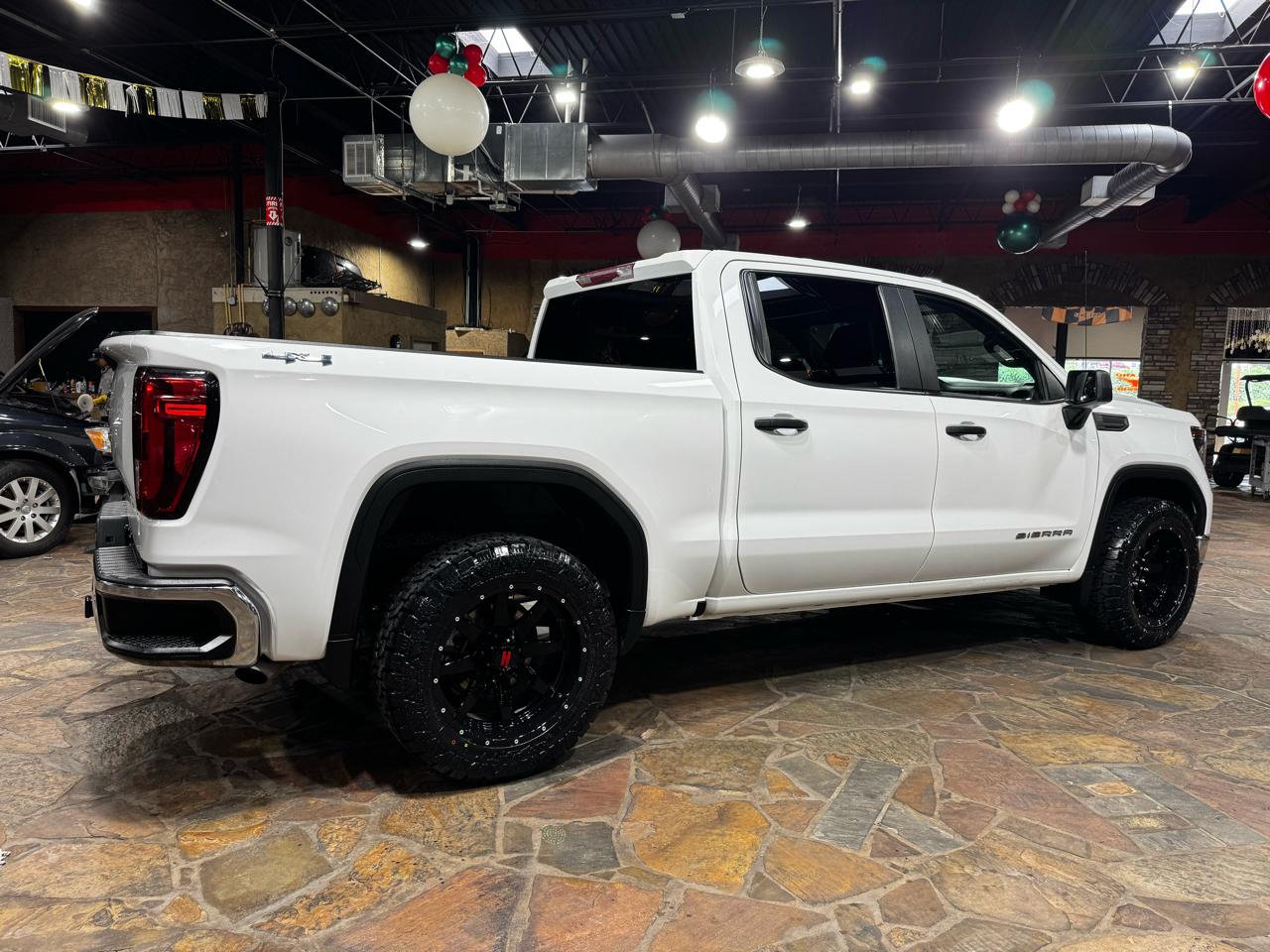GMC Sierra 1500 4WD Crew Cab 147" Pro 2023