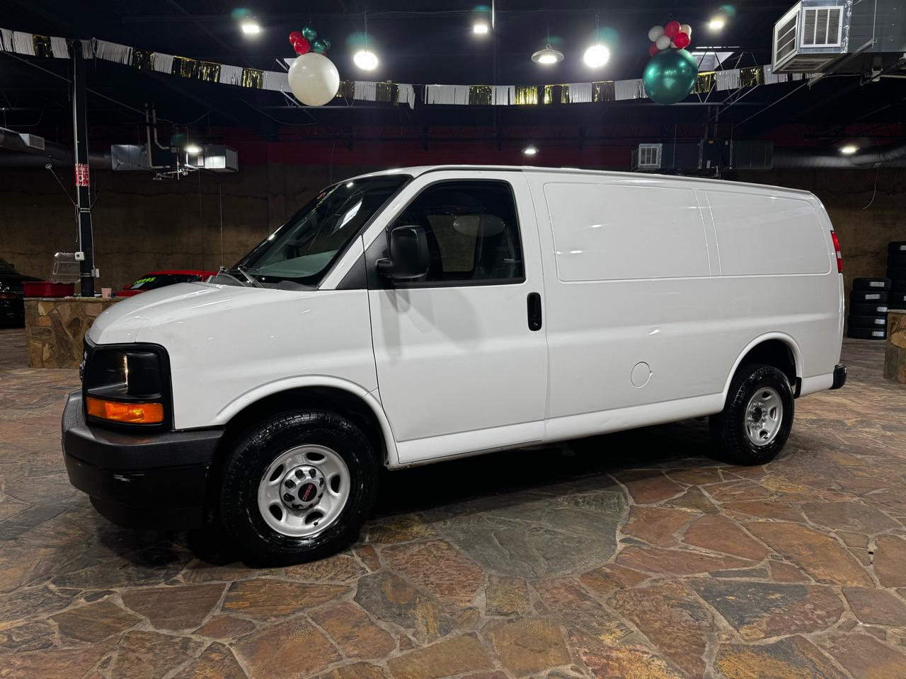 GMC Savana Cargo Van RWD 2500 135" 2017