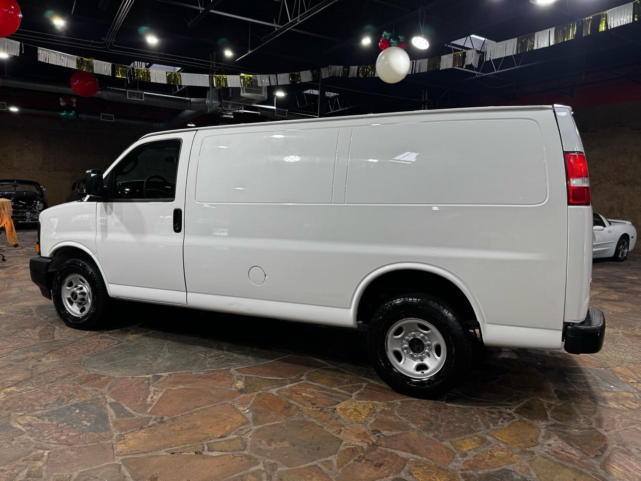 GMC Savana Cargo Van RWD 2500 135" 2017