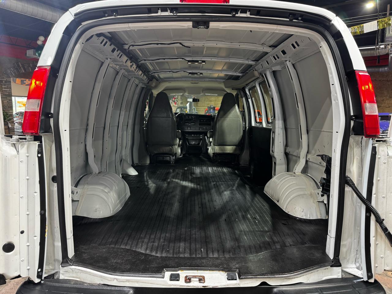 GMC Savana Cargo Van RWD 2500 135" 2017