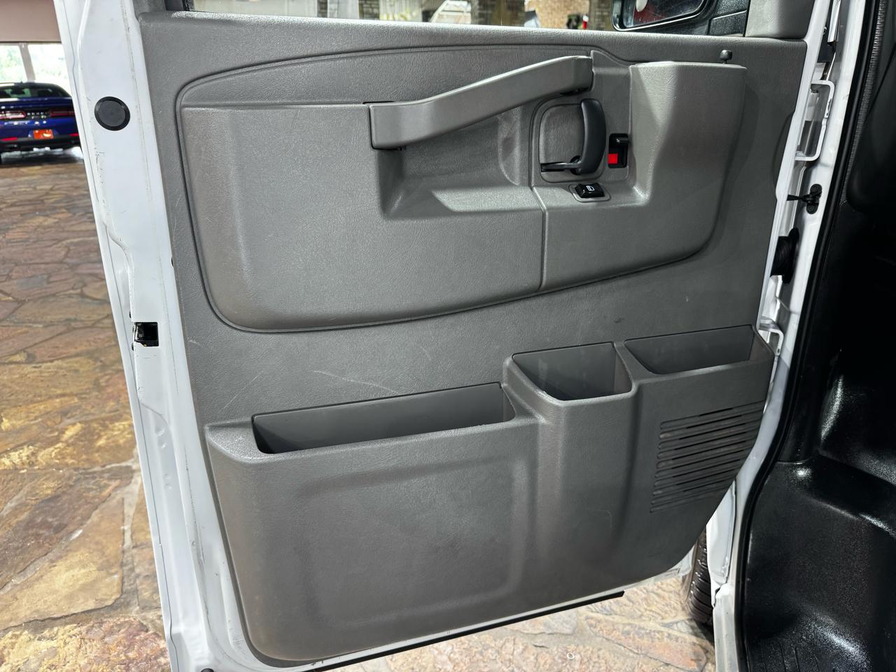 GMC Savana Cargo Van RWD 2500 135" 2017