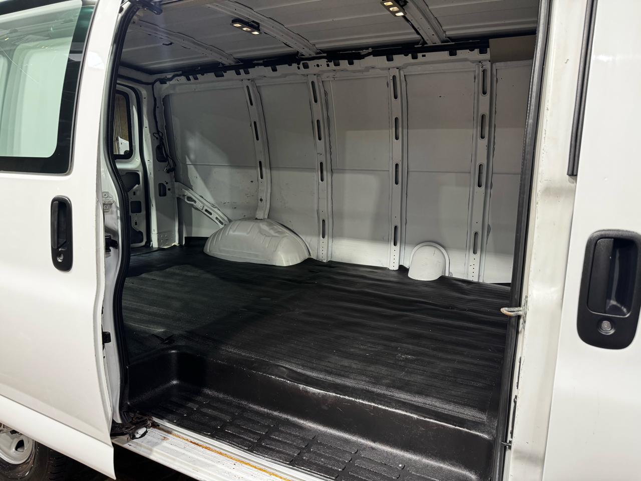 GMC Savana Cargo Van RWD 2500 135" 2017