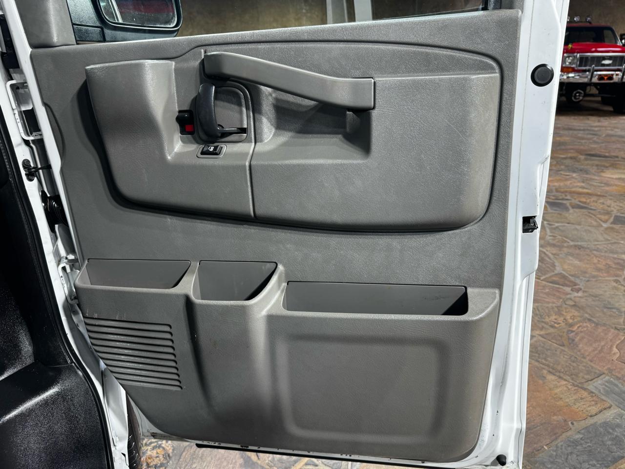 GMC Savana Cargo Van RWD 2500 135" 2017