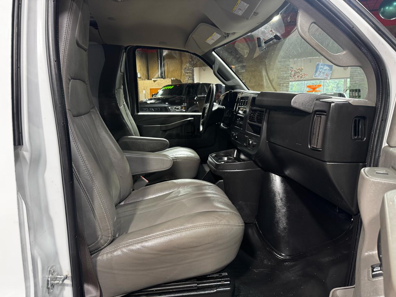 GMC Savana Cargo Van RWD 2500 135" 2017