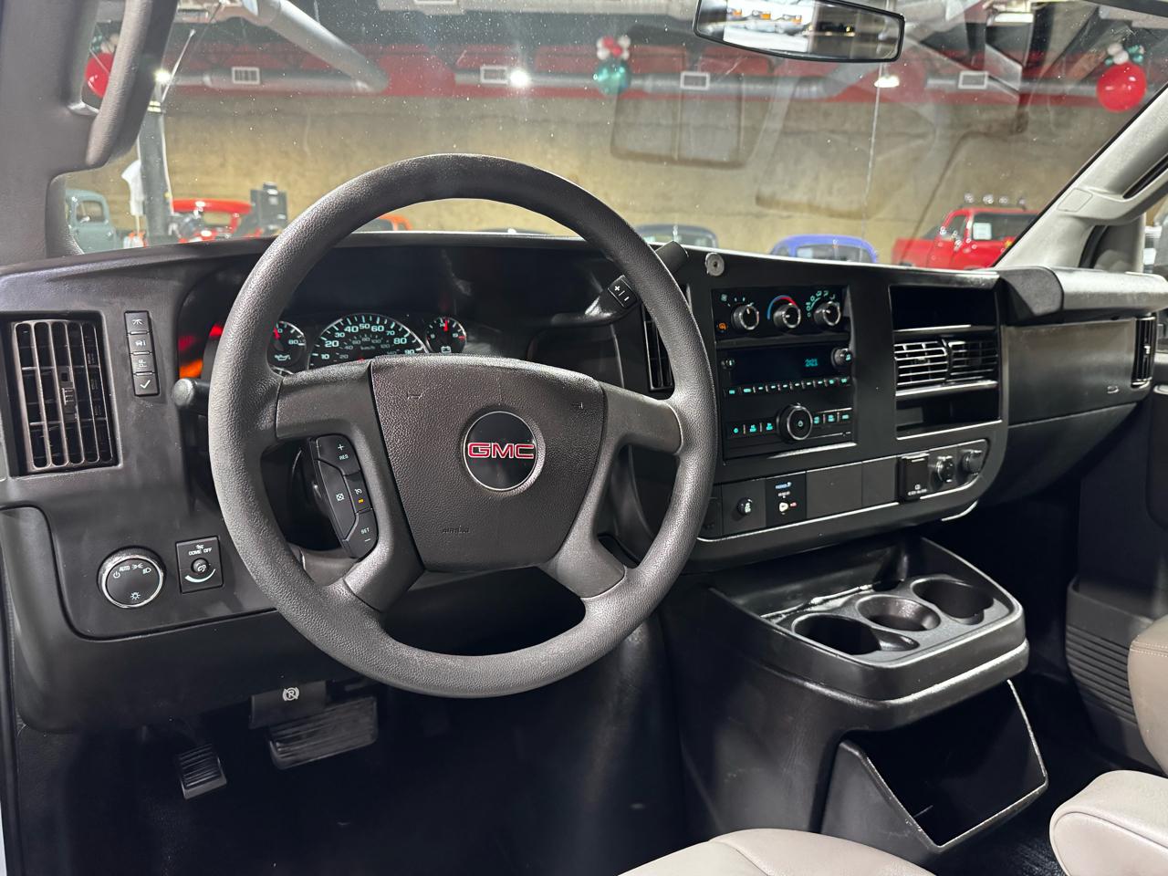 GMC Savana Cargo Van RWD 2500 135" 2017